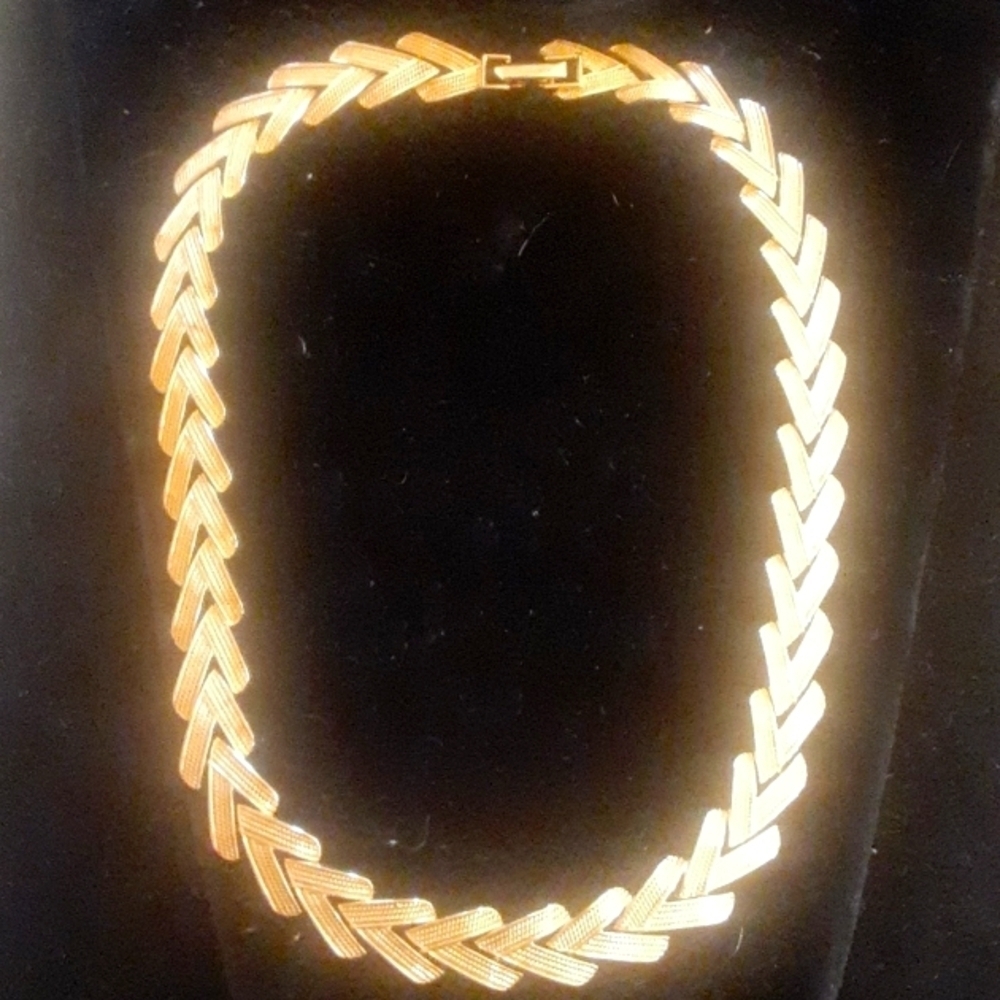 Stylish Gold Tone Chevron Necklace (Nacy & Rise)